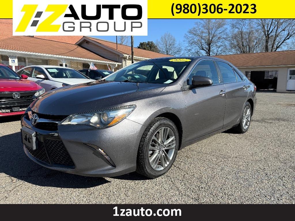 2017 Toyota Camry SE's photo