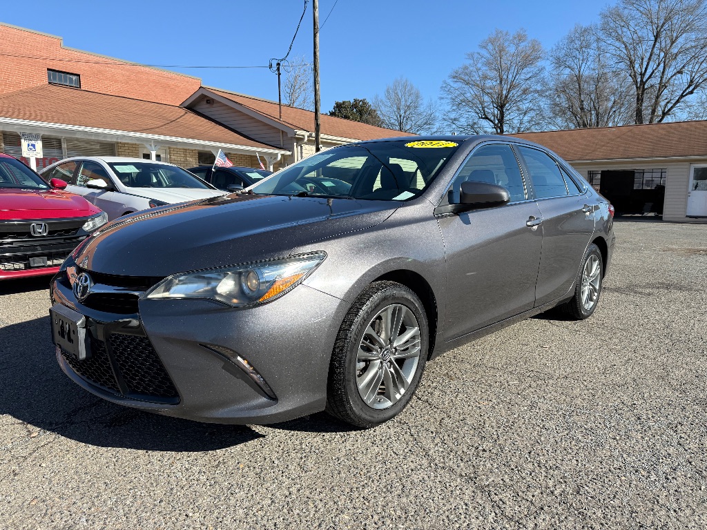2017 Toyota Camry SE's photo