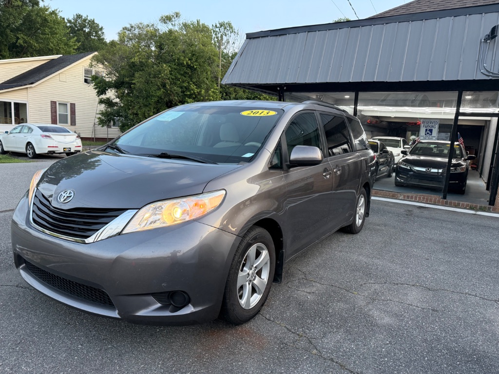 2013 Toyota Sienna LE V6 7-Passenger Access Seat's photo